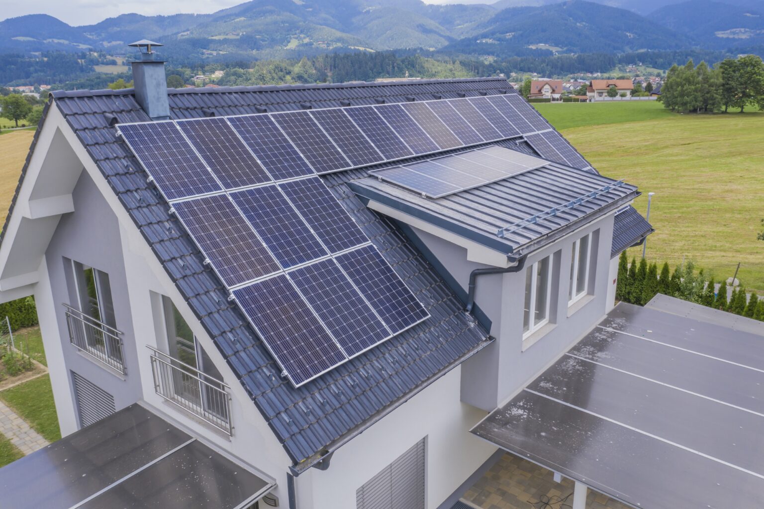 Toit d'une maison avec panneaux solaires